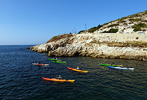 Kajaks in einer Bucht von Marseille