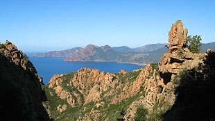 Gebirge und Meer auf Korsika