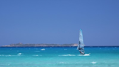 Surfer vor Sardinien