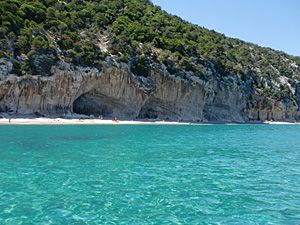 Blick auf die Bucht Cala Luna, Sardinien