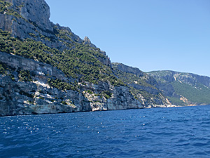 Blick vom Boot am Golfo di Orosei, Sardinien
